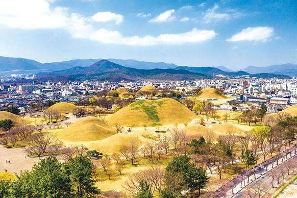 Tumuli Park (Daereungwon Royal Tombs)